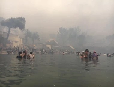 Πλάνα από το πρώτο αλιευτικό που έφτασε στο Μάτι (βίντεο)